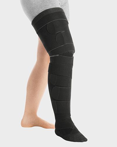 La personne porte une combinaison composée de segments de jambe Juzo ACS Light