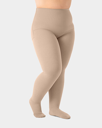 Beinpartie einer Person, die den Juzo Expert als Kompressionsstrumpfhose trägt und leicht seitlich steht.