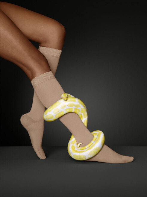 Lifestyle image Juzo Move Legs with the Juzo Move and a yellow snake