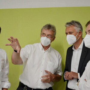 Hansjörg Durz zu Besuch Hansjörg Durz zu Besuch in der Produktionsstätte von Juzo.