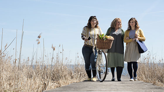 Deux femmes sous un parapluie