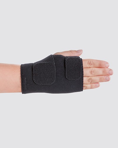A person wearing the Juzo ACS Light hand segment A person wearing the Juzo ACS Light hand segment