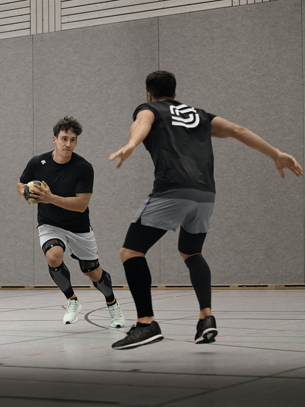 Zwei Männer spielen Handball in der Halle