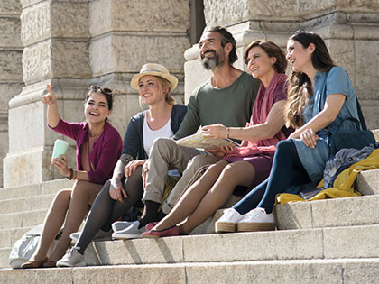 Freunde sitzen auf einer Treppe und tragen Kompressionsversorgungen