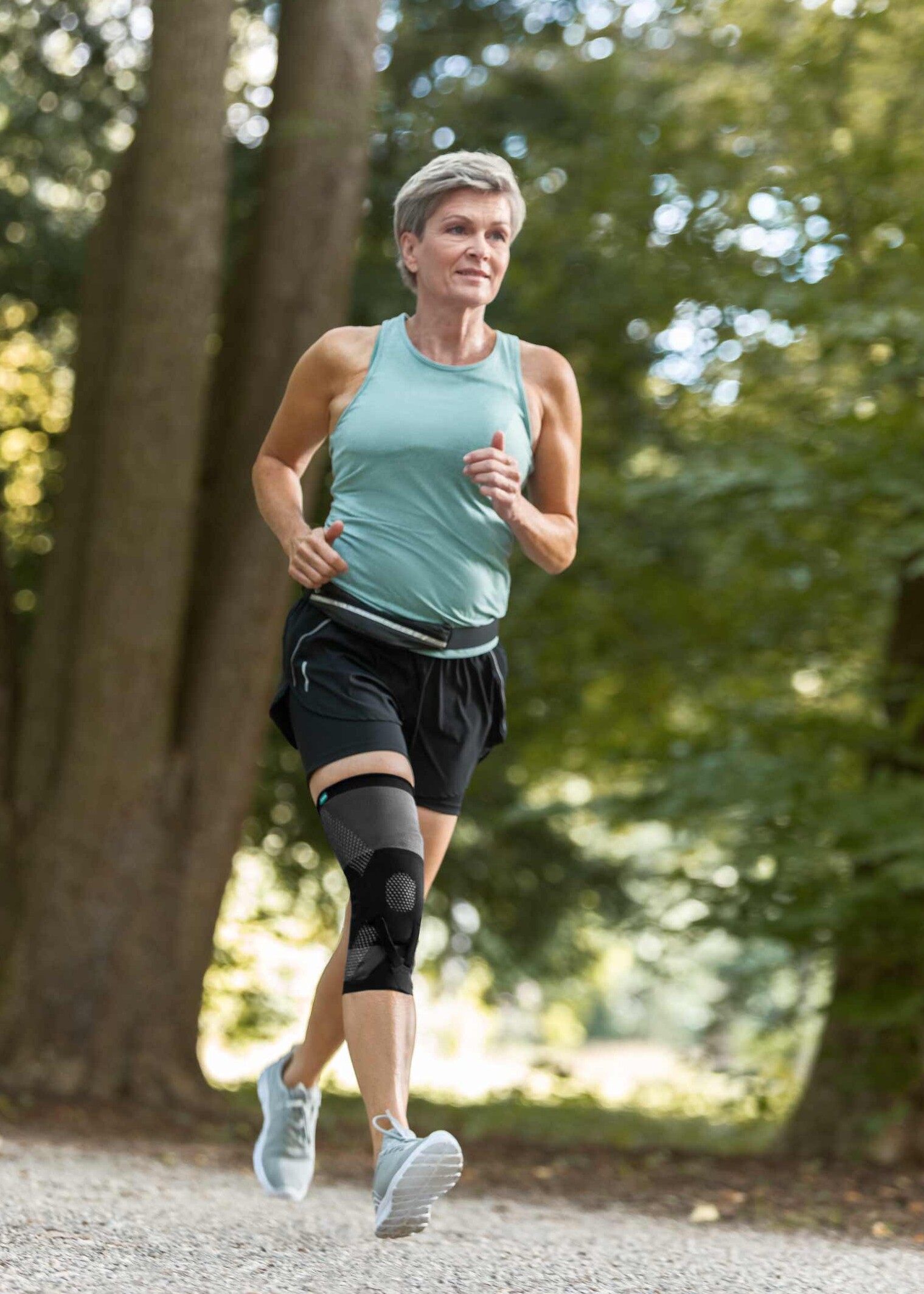 Mulher a fazer jogging a usar a ortótese para joelhos JuzoPro Patella Xtec Plus Mulher a fazer jogging a usar a ortótese para joelhos JuzoPro Patella Xtec Plus