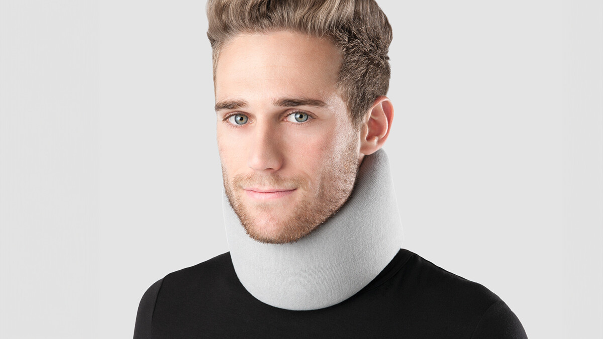 Ein Mann trägt eine Juzo Cervicalstütze am Hals.