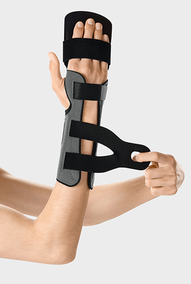 Fastening straps with micro touch fasteners Palmar Xtec Rhizo wrist orthosis being fastened with micro touch fasteners