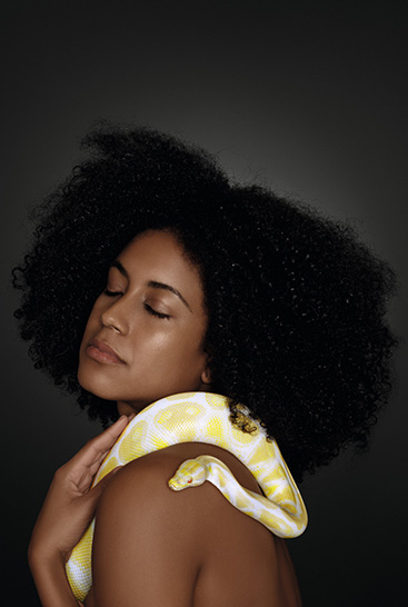 1. Lifestyle image Juzo Move Woman with a yellow snake