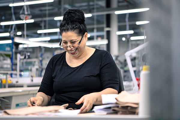 Production assistant in the manufacture of compression stockings